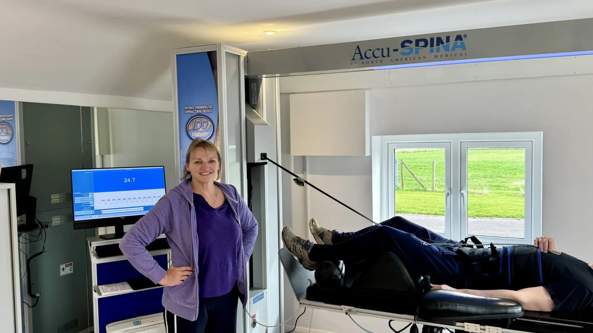 Therapist with patient on the Accu-SPINA IDD Therapy machine